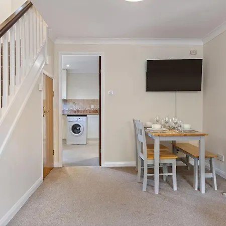 Retreat With Free Parking Сasa de vacaciones York